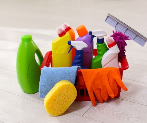 مواد تنظيف وتعقيم ومبيدات مرخّصة وآمنة للاستخدام داخل المنازل في المملكة