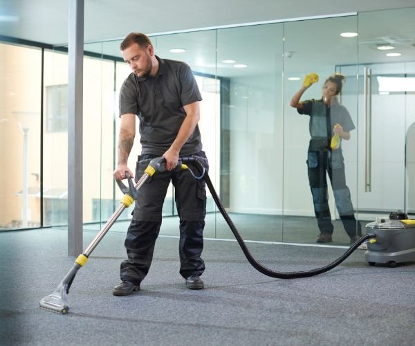 ضمان ومتابعة بعد خدمات مكافحة الحشرات وتنظيف الخزانات مع الرصافة الذهبية