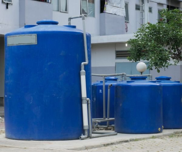 تنظيف وتعقيم خزانات المياه: لماذا تحتاج إلى شركة تنظيف خزانات متخصصة؟